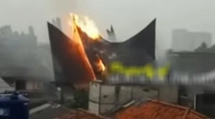 Diduga tersambar petir, rumah bergaya Minang di Kebon Jeruk, hangus terbakar. (foto: ist)