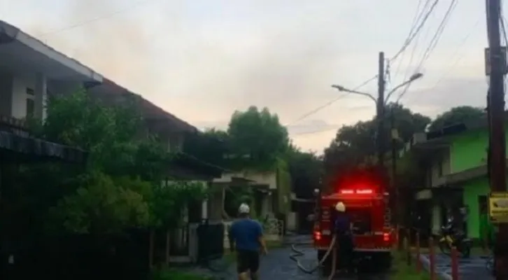 Petugas Damkar sedang melakukan pemadaman api saat kebakaran rumah tinggal di Komplek Hankam Cidodol, Grogol Selatan, Jaksel.  (Foto : ist)