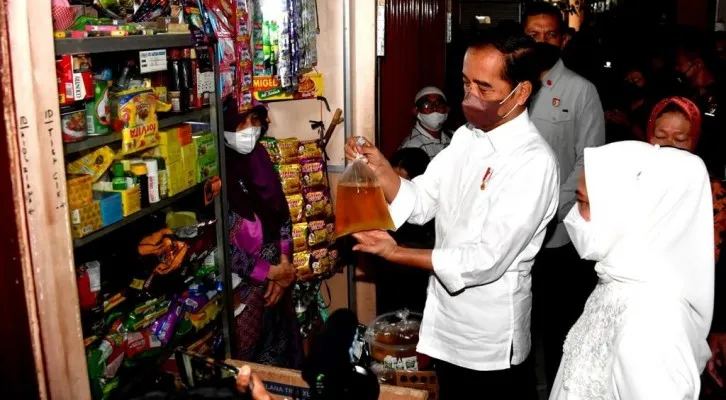 Presiden Jokowi dan Ibu Negara Iriana Jokowi turun untuk cek harga minyak goreng di Pasar Muntilan, Magelang, Jawa Tengah (Foto: Setkab)