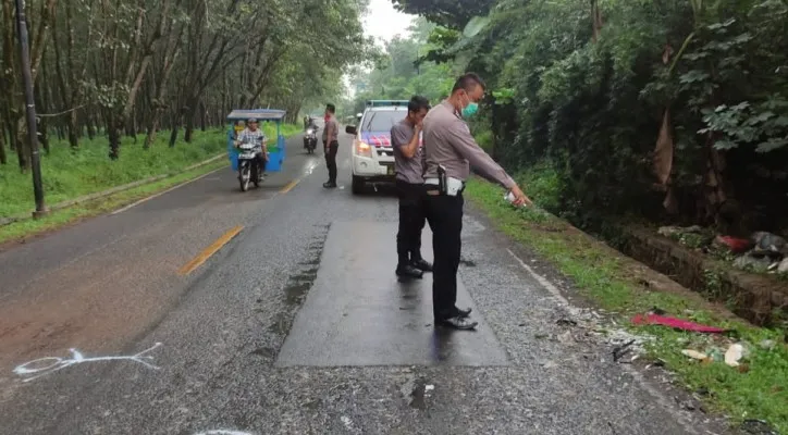 Anggota Satlantas Polres Lebak saat melakukan oleh TKP di Jalan Raya Malimping - Binuangen. (foto: ist)