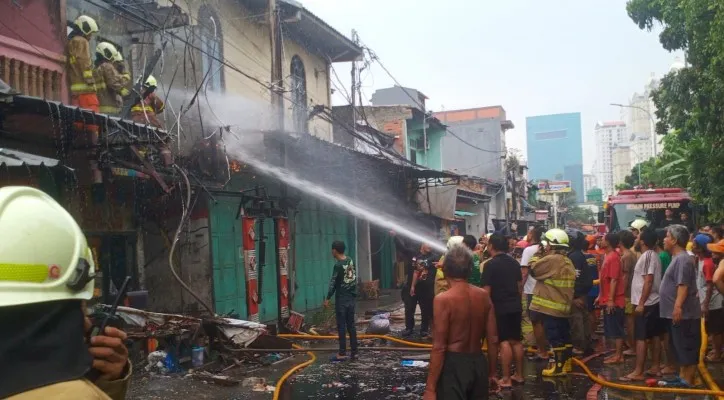 Kebakaran sebuah rumah di Jalan Blok Jengkol Utan Panjang Barat 2 RT 010/RW 010, Kelurahan Utan Panjang, Kecamatan Kemayoran, Jakarta Pusat, Minggu 22 Mei 2022. (foto: dokumentasi sudin gulkarmat jakarta pusat)