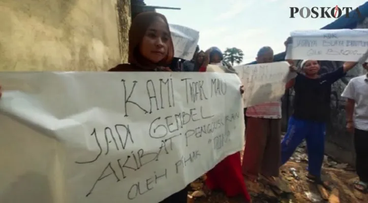 Warga melakukan aksi unjuk rasa di Kampung Pasir Tariti, Rangkasbitung, menolak pembebasan lahannya untuk perluasan Stasiun Rangkasbitung. (Foto: yusuf)