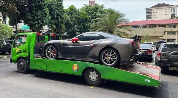  Penyidik Dittipideksus Bareskrim Polri memboyong mobil mewaf Ferarri milik Indra Kenz dari Medan ke Jakarta. (Foto:  Dittipideksus Bareskrim)