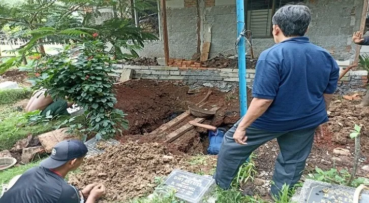 Makam untuk jenazah pasutri yang meninggal dunia akibat kecelakaan maut di Jalan MT Haryono, Pancoran, Jakarta Selatan, Rabu (25/5/2022) (Foto/ardhi)