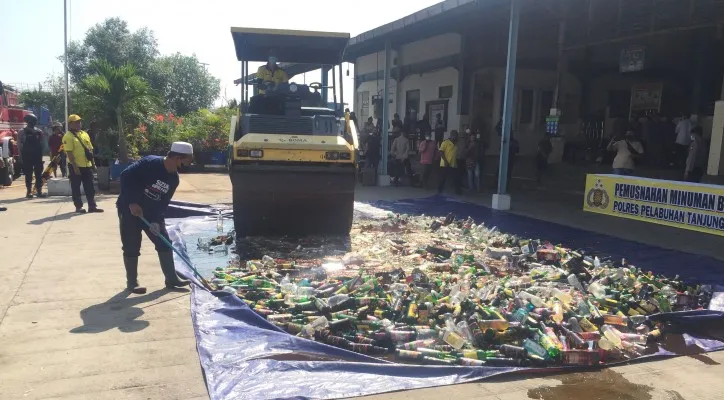 Polres Pelabuhan Tanjung Priok melakukan pemusnahan 4.205 botol minuman keras dengan berbagai jenis di tempat pelelangan ikan kawasan Muara Angke, Penjaringan, Jakarta Utara, Kamis (27/5/2022) (CR06/Mohammad Ivan).