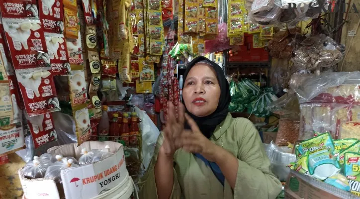 Foto : Zahra (52), salah satu pedagang minyak goreng di Pasar Kramat Jati, Jakarta Timur, Jumat (27/5/2022) (Poskota/Ardhi)