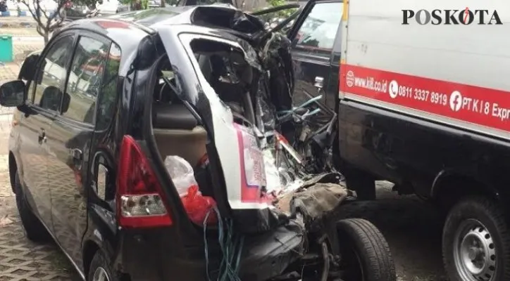 Kondisi belakang mobil minibus Suzuki Karimun dengan nopol B 1031 UKJ  ringsek akibat dihantam truk fuso di Tanjung Priok. (Foto: Ivan).