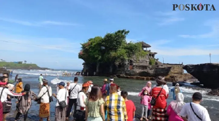 Lokasi wisata Tanah Lot sudah ramai lagi oleh kedatangan wisatawan dalam negeri dan turis asing. (foto: tiyo)