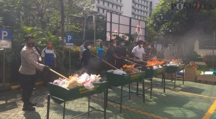 Kejari Jakarta Pusat memusnahkan barbuk narkoba berbagai jenis dengan cara dibakar. (foto:poskota/rika)