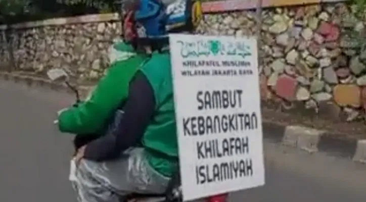 Terekam aksi konvoi pengendara sepeda motor beratribut 'kebangkitan khilafah' yang melintas di kawasan Cawang, Jakarta Timur. (foto: twitter/@miduk17)