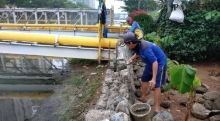 Peninggian turap Kali Marina Ancol dilakukan SDA Kecamatan Pademangan, Jakarta Utara. (foto: poskota/ivan)