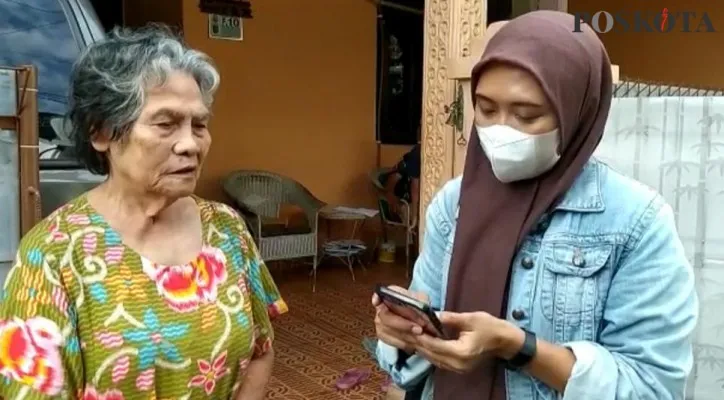 Korban Nenek Karyono (kiri daster warna emas)  di lokasi kejadian depan rumah. (foto:poskota/angga)