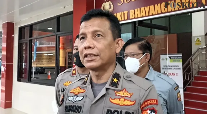 Kepala RS Polri Kramat Jati, Brigjen Pol dr. Hariyanto menyampaikan kondisi terkini bayi perempuan yang dibuang ibunya di tepi Kali Ciliwung, Kampung Pulo, Kampung Melayu, Jakarta Timur. (foto: poskota/ardhi ridwansyah)