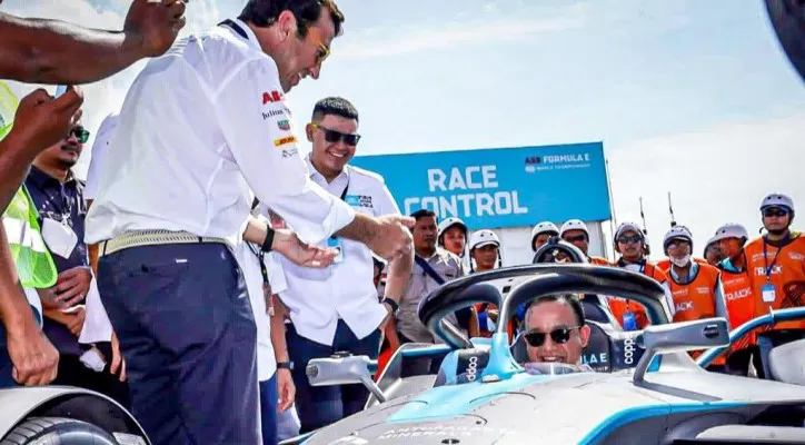 Anies Baswedan ikut menjajal mobil Formula E (Foto: Twitter/Aniesbaswedan)