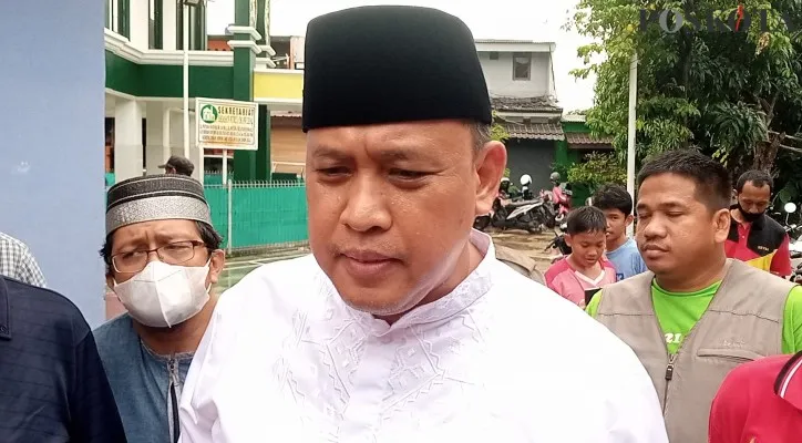 PLT Wali Kota Bekasi Tri Adhianto, saat dijumpai wartawan di Masjid Nurul Iman Kayuringin Bekasi. (foto: poskota/ihsan)