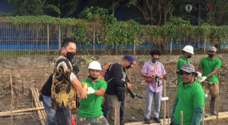 Untuk mengurangi polusi, PT KCN melakukan kegiatan penanaman pohon Mangrove, tepat di bantaran laut, Marunda, Cilincing, Jakarta Utara. (foto: poskota/ivan)