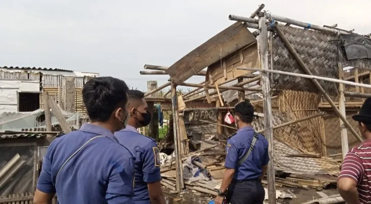 Petugas BPBD Kabupaten Tangerang meninjau langsung rumah rusak akibat diterjang angin puting beliung di Kampung Tanjung Pasir, Kecamatan Teluknaga, Kabupaten Tangerang, Banten.. (foto: ist)