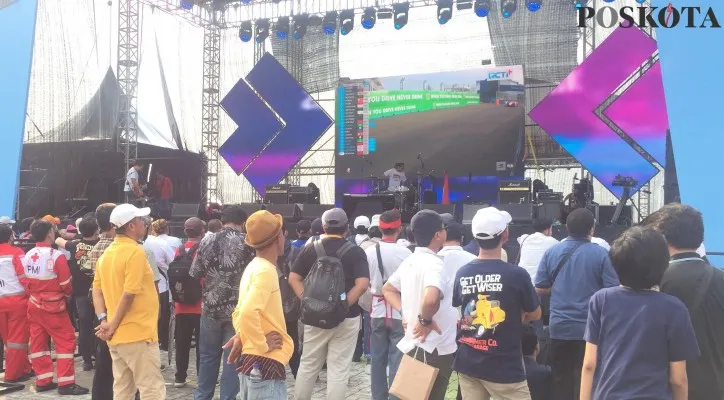 Warga tampak antusias nonton Formula E di Giant Screen. (foto: poskota/ivan)