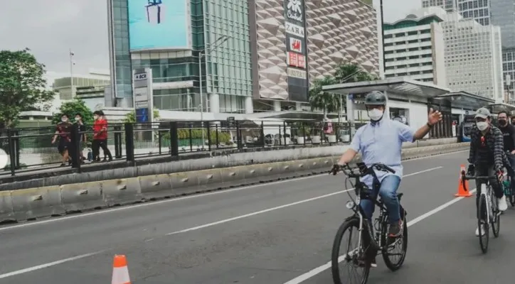 Gubernur DKI Jakarta Anies Baswedan saat Pop Up Bike Lane di Sudirman-Thamrin. (Foto: Instagram/Aniesbaswedan)