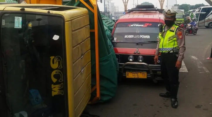 Truk bermuatan semen terguling di jalan H. Joyo Martono, Kota Bekasi. (foto: ist)