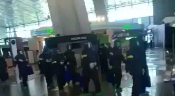 Ratusan WNA China tampak mengenakan pakaian khusus di terminal T3 Keberangkatan Internasional Bandara Soekarno-Hatta. (foto: ist)