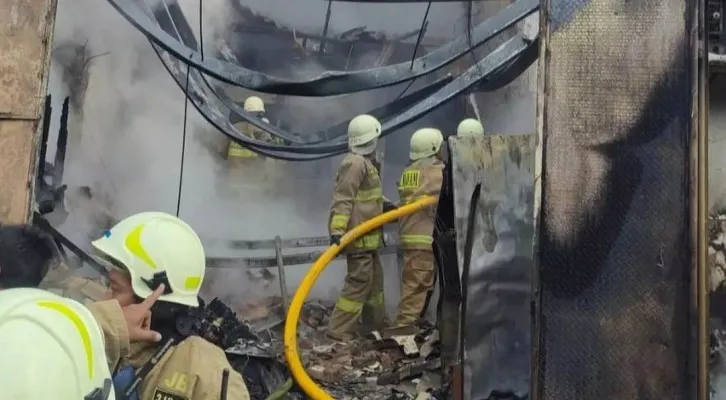 Kebakaran melanda rumah tinggal di kawasan Tambora, Jakarta Barat. (foto: ist)