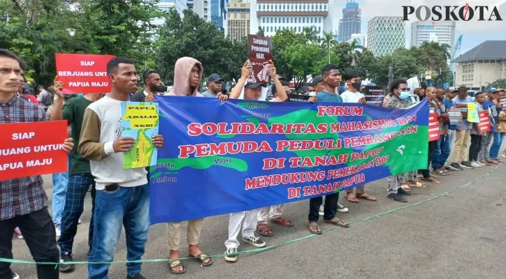 Mahasiswa demo di Patung Kuda meminta pemerintah dan DPR segera mengesahkan DOB Papua (foto: poskota/cr01/aldi)