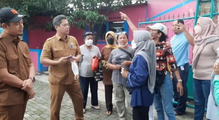 Kepala Dinas SDA Bina Marga dan BK Kota Tangsel, Robby Cahyadi diprotes warga Komplek Pertamina saat meninjau banjir  di SMAN 4 Kota Tangsel. (Foto: Poskota/Cr09) 