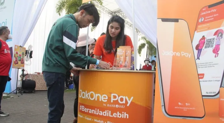 Salah satu penonton di stand Bank DKI saat Formula E Jakarta. (ist)