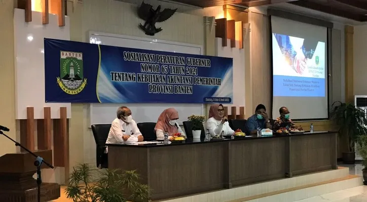 Kepala BPKAD Provinsi Banten Rina Dewiyanti (tengah) saat sosialisasi Pergub 65/2021 tentang kebijakan akuntansi Pemprov Banten. (foto: ist) 