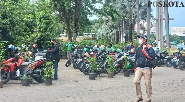 Lokasi pencurian sepeda motor milik driver ojol di parkir depan Mal Taman Anggrek, Jakarta Barat. (foto: poskota/pandi)