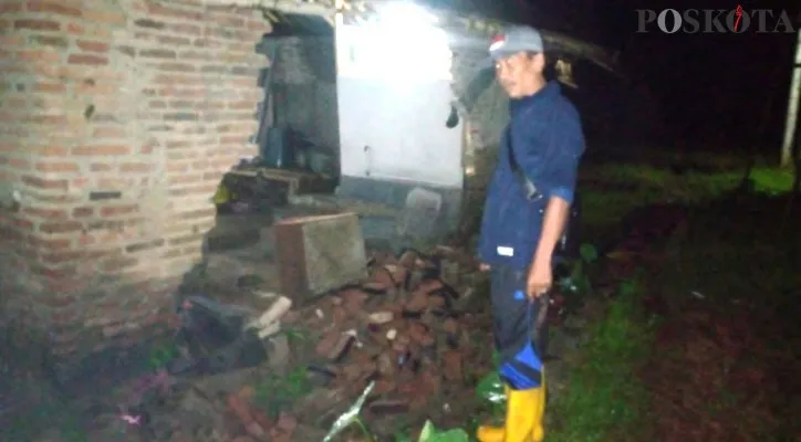 Yadi, Camat Bojong, Pandeglang, saat melihat kondisi rumah warga yang terkena banjir. (foto: poskota/samsul fatoni)