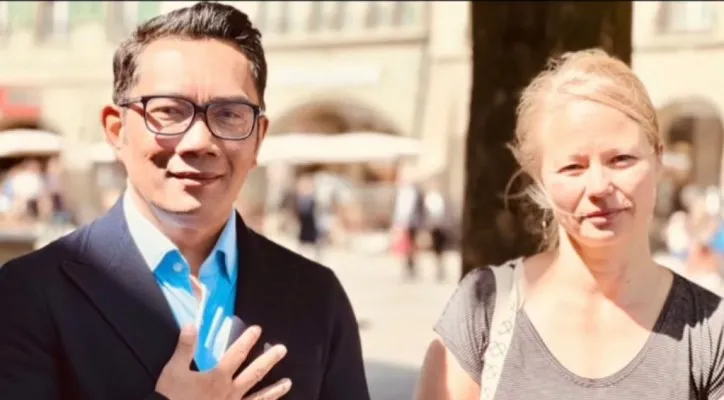 Gubernur Jawa Barat, Ridwan Kamil bersama Geraldine seorang guru sederhana yang menemukan jasad Eril di Sungai Aare, Swiss. (ist/instagram @ridwankamil)