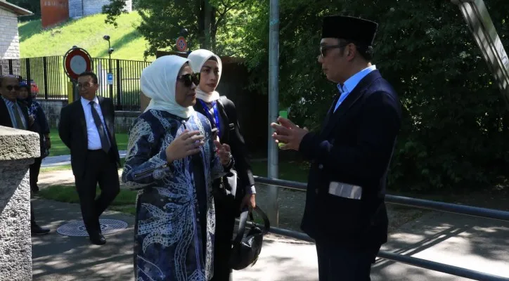 Menaker Ida Fauziyah saat bertemu dengan Ridwan Kamil di Swiss. (foto: ist)