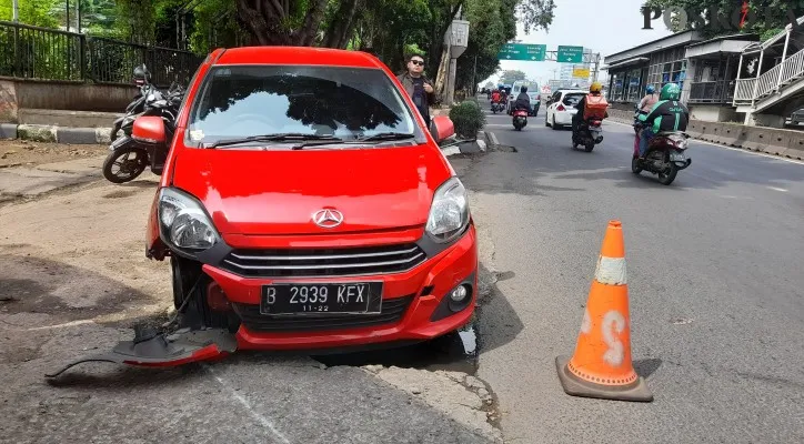 Mobil Daihatsu Ayla mengalami kecelakaan tunggal dikl kawasan Pancoran Jakarta Selatan.