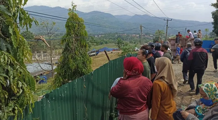 Warga ramai mendatangi lokasi pemakaman anak Ridwan Kamil, Eril di Desa Cimaung, Bandung. (Ist)