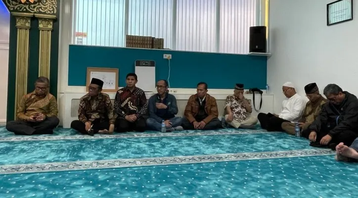 Mahfud MD saat mengisi ceramah dan dialog di Masjid Al-Ikhlash di Amsterdam. (ist)