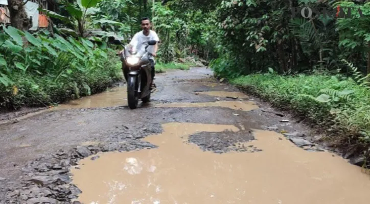 Ilustrasi - Salah seorang pengendara roda dua saat melintasi jalan rusak di Pandeglang, (Foto: Samsul Fatoni).