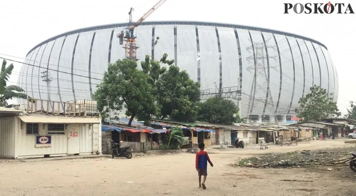 Puluhan rumah bedeng masih berdiri berdampingan dengan Stadion JIS. (foto: poskota/ivan)