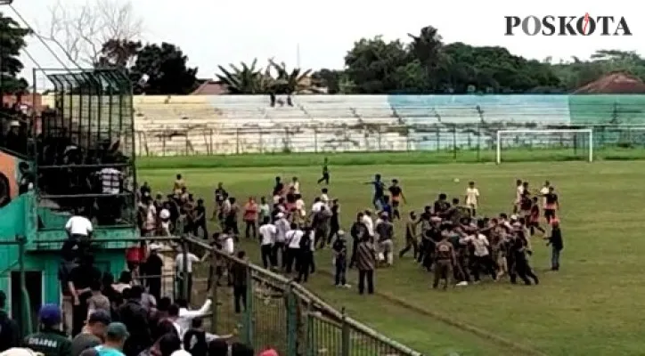 Tak Terima Kekalahan, Tim Sepakbola Kecamatan Ciomas kejar Wasit hingga ruang ganti usai pertandingan. (foto: poskota/panca)