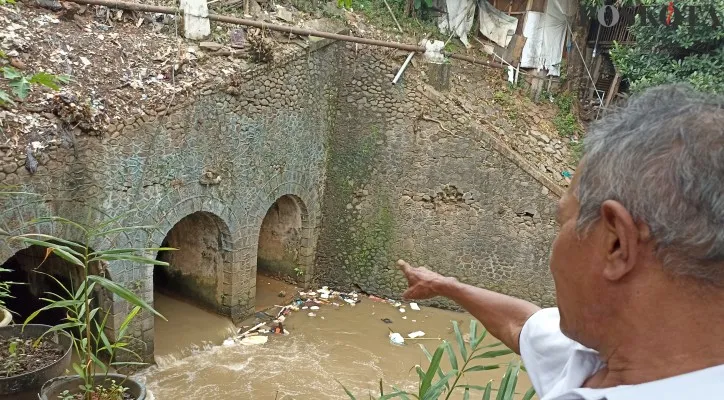 Jembatan Terowongan Tiga yang menjadi Cagar Budaya tampak tak terawat dan dipenuhi sampah. (foto: poskota/ardhi)