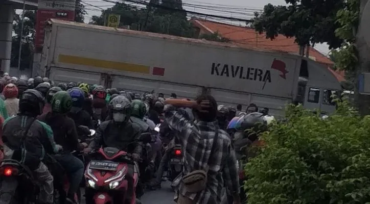 Sebuah truk alami patah as di Jalan Raya Bogor, Depok timbulkan kemacetan parah. (Ist)