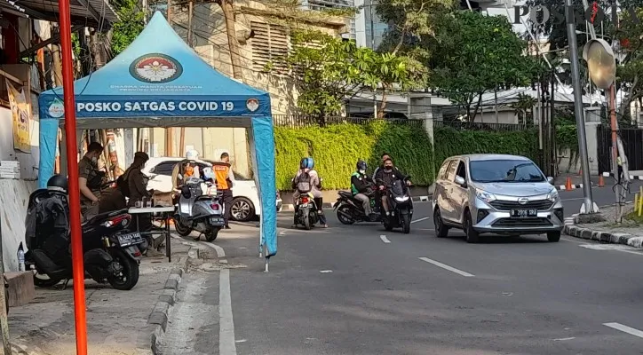 Posko yang didirikan Satpol PP untuk berjaga antisipasi pedagang kaki lima di Tebet Eco Park. (foto: poskota/zendy)