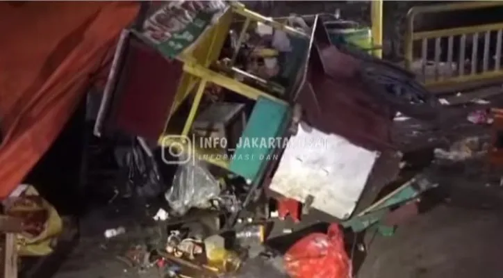 Gerobak pecel lele tampak hancur berantakan seusai ditabrak mobil Mitsubishi Xpander di Cempaka Putih, Jakarta Pusat. (foto: ist)