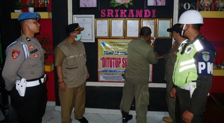 Petugas gabungan menyegel THM di Pandeglang karena tidak kantongi izin, hingga ganggun Tibum. (foto:poskota/samsul)