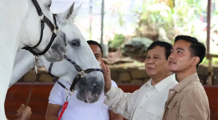 Prabowo ajari Gibran berkuda di Hambalang (Foto: twitter/gibran_tweet)