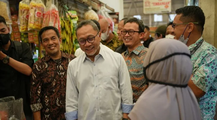 Menteri Perdagangan, Zulkifli Hasan meninjau barang kebutuhan pokok di Pasar Koja Baru, Jakarta, Jumat (17/6/2022). (ist)