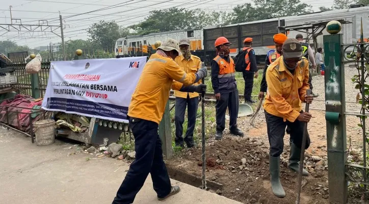 Pintu perlintasan sebidang ditutup petugas PT KAI Daop 1 Jakarta rawan kecelakaan. (foto: ist)