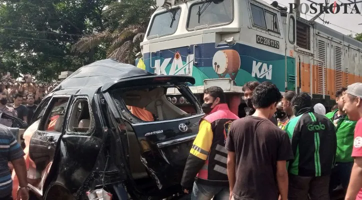 Toyota Avanza ringsek tersambar kerera api di Tambun, Bekasi. (foto: poskota/ihsan)