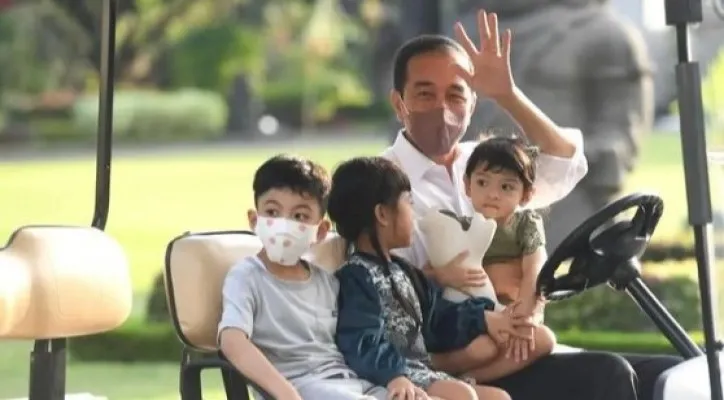 Presiden RI Joko Widodo merayakan ulang tahun dengan tiga cucunya (Foto: IG/Jokowi)